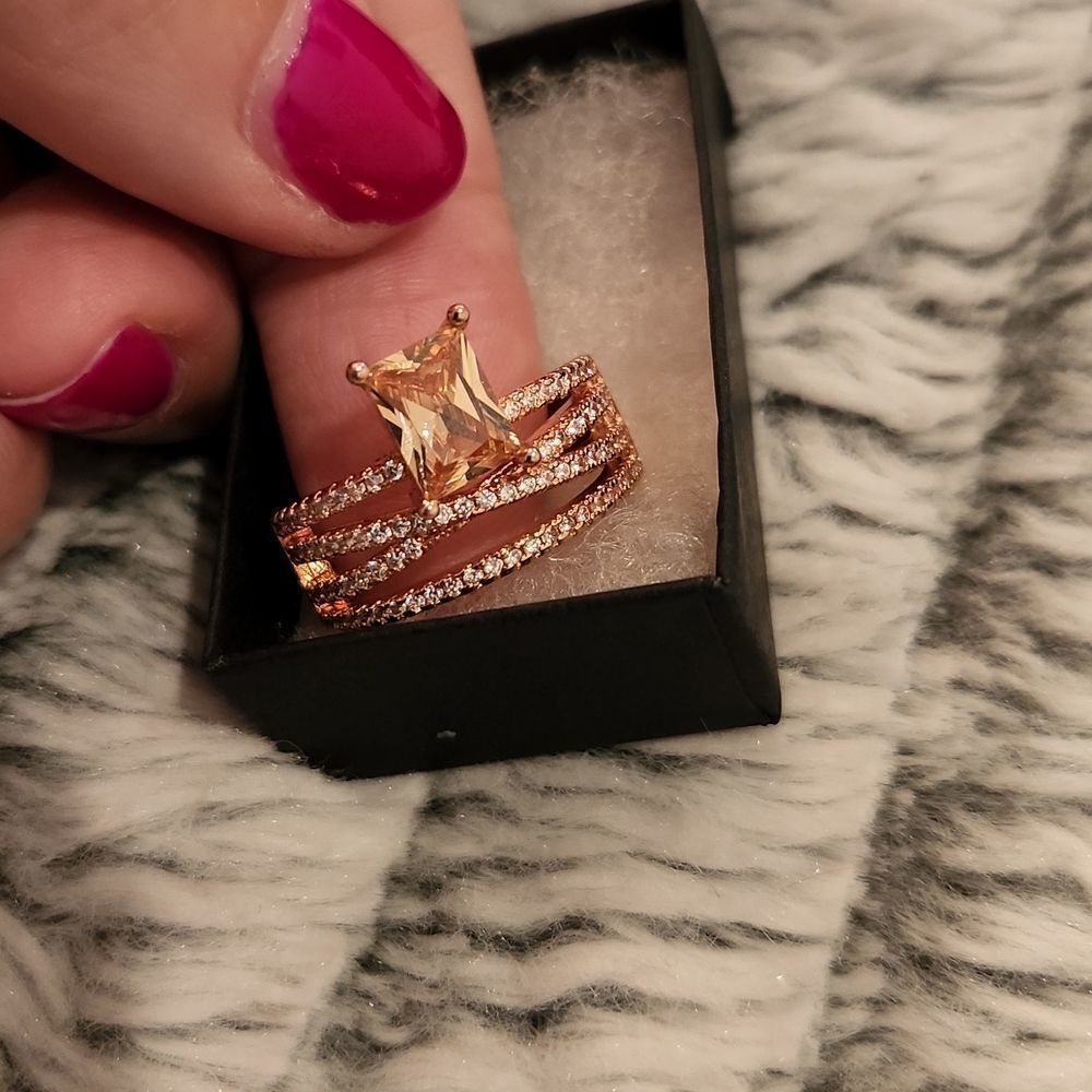 Stunning rose gold and cubic zirconia ring size 8, new without tags! Comes w/box - Picture 9 of 9